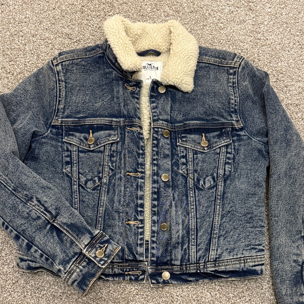 Hollister Sherpa-Lined Denim Jacket in Dark Wash Blue